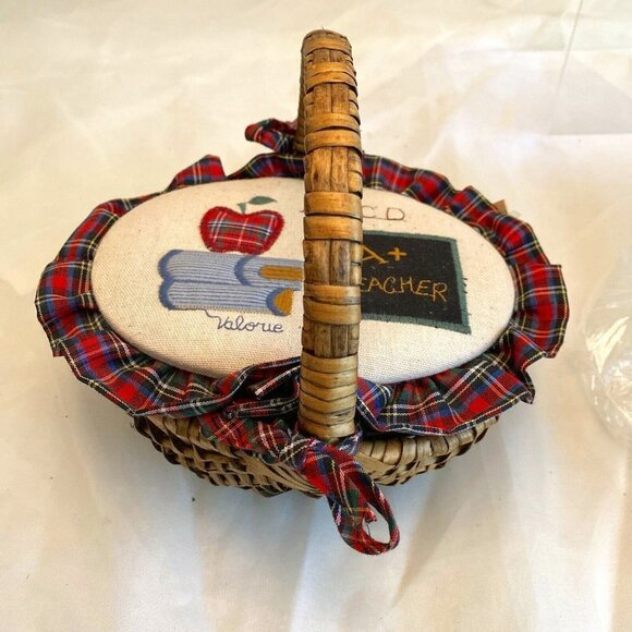 Valorie Sockwell Folk Art Applique‎ Basket Teacher Appreciation Red Check w Tags - Picture 3 of 12